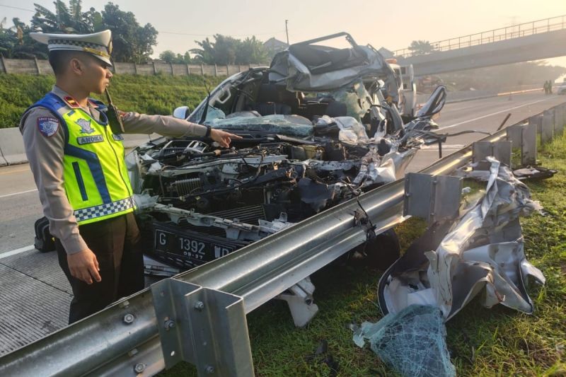 Polres Batang evakuasi tiga korban tewas di Tol Batang-Semarang Polres Batang evakuasi tiga korban tewas di Tol Batang-Semarang