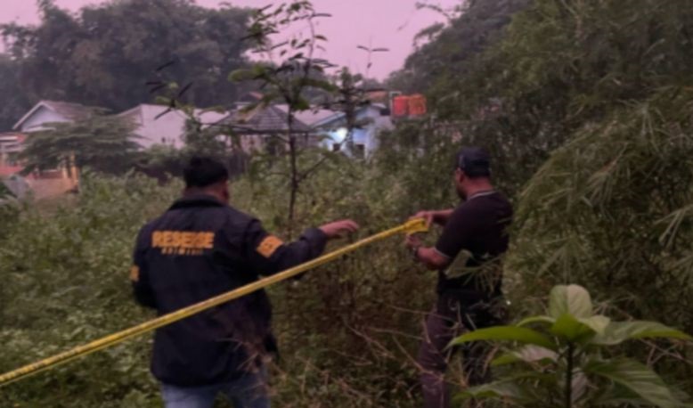 Polisi periksa TKP penemuan jasad perempuan terborgol di Cisauk Polisi periksa TKP penemuan jasad perempuan terborgol di Cisauk