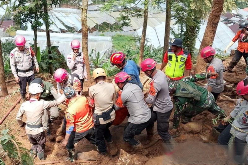 Tiga korban bencana di Puncak berhasil dievakuasi, satu masih dicari Tiga korban bencana di Puncak berhasil dievakuasi, satu masih dicari