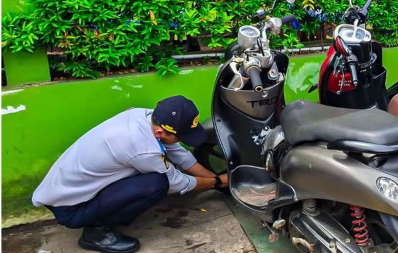 Pemkot Jaktim cabut pentil dan angkut kendaraan parkir liar di trotoar Pemkot Jaktim cabut pentil dan angkut kendaraan parkir liar di trotoar