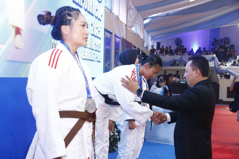Atlet judo Polri merasa bangga dikalungi medali oleh Kapolri Atlet judo Polri merasa bangga dikalungi medali oleh Kapolri