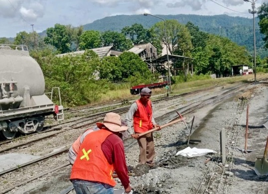 KAI Divre II Sumbar gelar aksi bersih lintas dan sosialisasi keselamatan KAI Divre II Sumbar gelar aksi bersih lintas dan sosialisasi keselamatan
