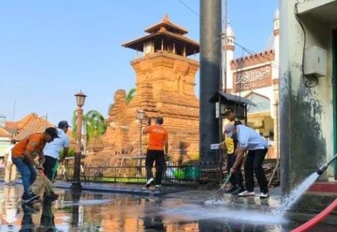 Satpol PP gelar aksi bersih-bersih jalan depan Menara Sunan Kudus Satpol PP gelar aksi bersih-bersih jalan depan Menara Sunan Kudus