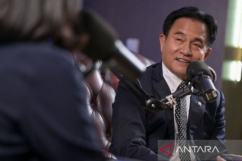 Menko Yusril sebut bukan Gibran yang berkantor di Papua tapi