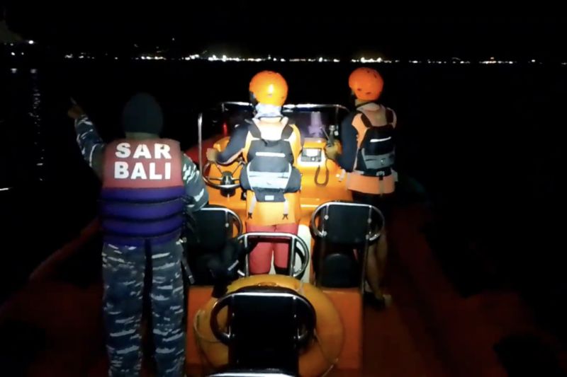 Basarnas Bali bantu cari penumpang kapal tenggelam di Selat Bali Basarnas Bali bantu cari penumpang kapal tenggelam di Selat Bali