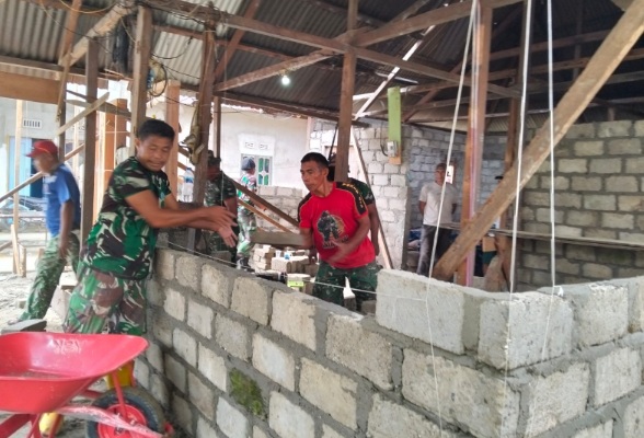 Satgas TMMD Kodim 1506/Namlea bangun rumah layak huni di Desa Leku Satgas TMMD Kodim 1506/Namlea bangun rumah layak huni di Desa Leku