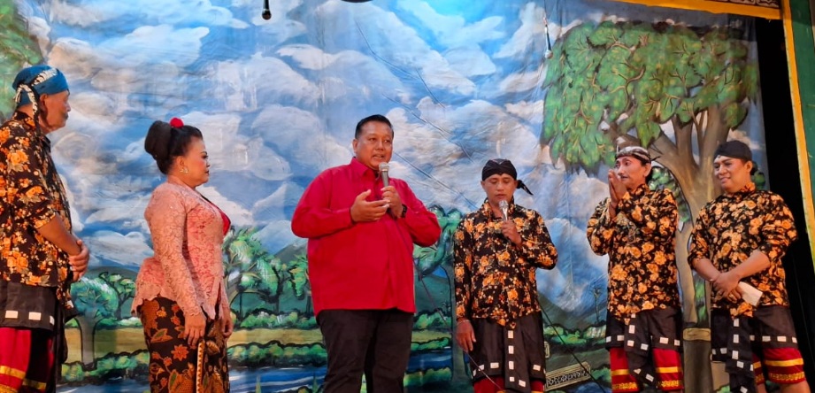 Bulan Bung Karno, legislator ajak ratusan warga nonton gratis Ketoprak Tobong Bulan Bung Karno, legislator ajak ratusan warga nonton gratis Ketoprak Tobong