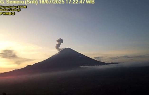 Gunung Semeru kembali erupsi dengan letusan setinggi 800 meter Gunung Semeru kembali erupsi dengan letusan setinggi 800 meter