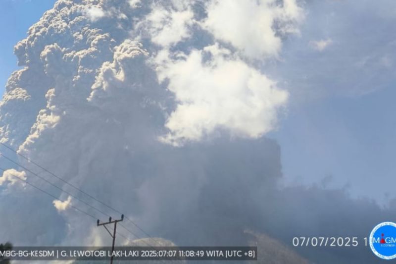 Gunung Lewotobi Laki-laki di Flotim erupsi sekali pada Selasa malam Gunung Lewotobi Laki-laki di Flotim erupsi sekali pada Selasa malam