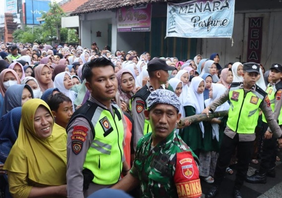 Ribuan warga antre Nasi Jangkrik, Kapolres Kudus pimpin langsung pengamanan Ribuan warga antre Nasi Jangkrik, Kapolres Kudus pimpin langsung pengamanan