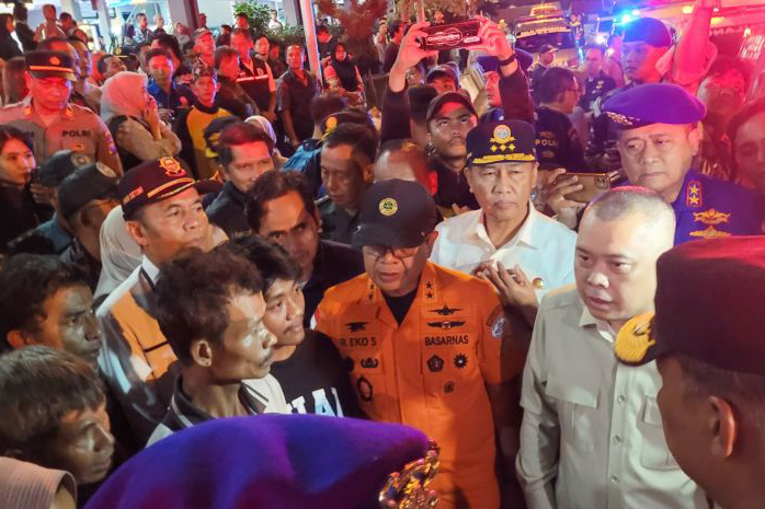 Menhub serahkan enam jenazah korban Kapal Tunu di Pelabuhan Ketapang Menhub serahkan enam jenazah korban Kapal Tunu di Pelabuhan Ketapang