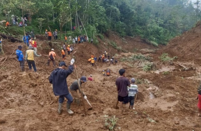 Tim SAR masih terus cari dua petani korban longsor di Tasikmalaya Tim SAR masih terus cari dua petani korban longsor di Tasikmalaya