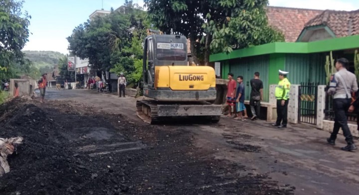 Amblas karena dilalui Truk, BBPJN Sumsel ganti gorong-gorong di Pandan Amblas karena dilalui Truk, BBPJN Sumsel ganti gorong-gorong di Pandan
