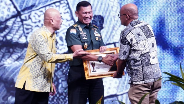 Panglima TNI raih penghargaan Pemimpin Visioner di Pimred Award 2025 Panglima TNI raih penghargaan Pemimpin Visioner di Pimred Award 2025