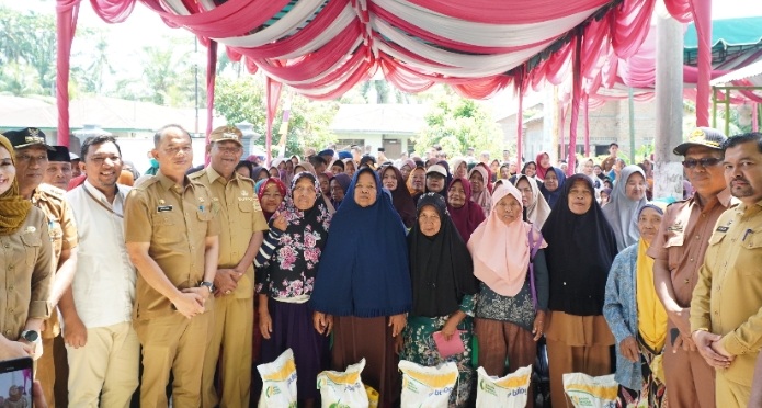Bupati Langkat salurkan 139 ton bantuan CPP dan 180 seragam sekolah di Secanggang Bupati Langkat salurkan 139 ton bantuan CPP dan 180 seragam sekolah di Secanggang