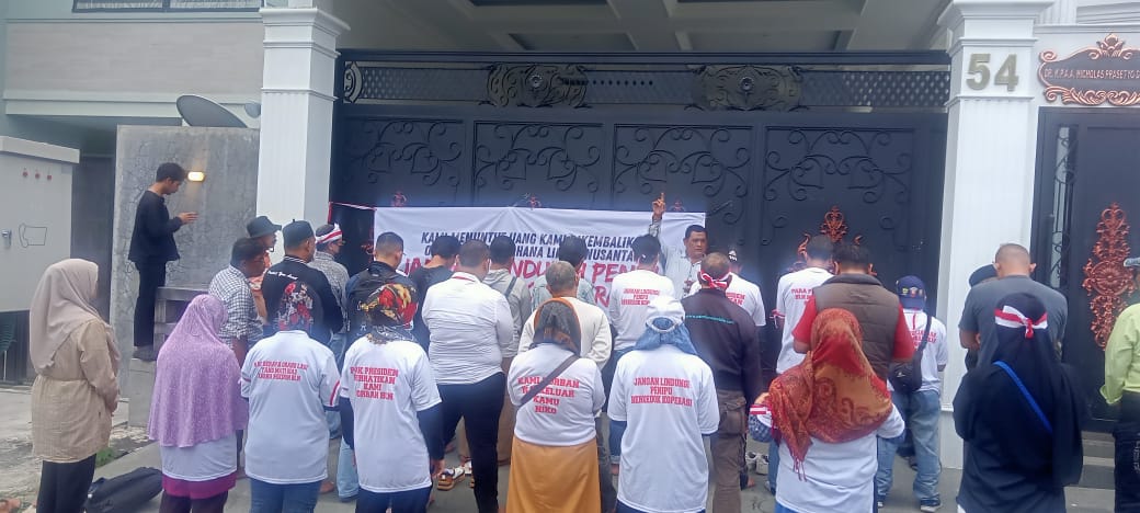Nasabah koperasi BLN Salatiga salat jenazah depan rumah pimpinan koperasi Nasabah koperasi BLN Salatiga salat jenazah depan rumah pimpinan koperasi