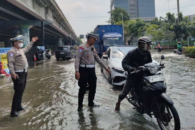 Polisi rekayasa lalu lintas di Puri Kembangan karena banjir tak surut Polisi rekayasa lalu lintas di Puri Kembangan karena banjir tak surut