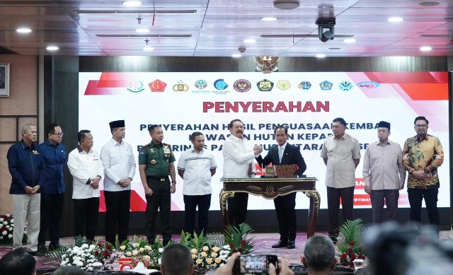 TNI tegas hadapi perambah hutan ilegal TNI tegas hadapi perambah hutan ilegal