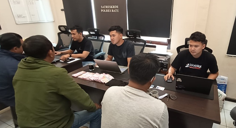 Tiga warga Batu ditangkap, peras korban dan menyaru polisi Tiga warga Batu ditangkap, peras korban dan menyaru polisiÂ