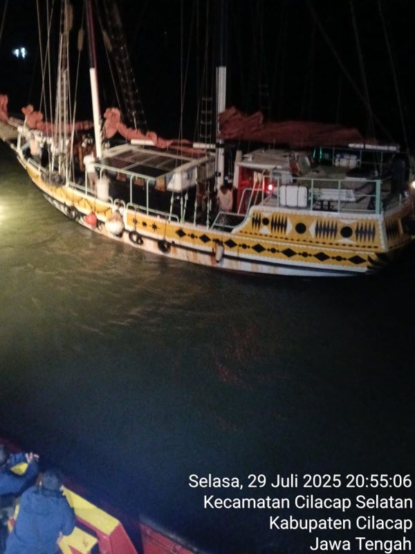 Aksi heroik Pelindo Cilacap evakuasi kapal Arka Kinari