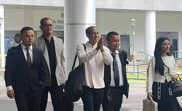 Nadiem Makarim penuhi panggilan kedua Kejagung terkait Chromebook Nadiem Makarim penuhi panggilan kedua Kejagung terkait Chromebook