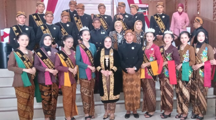 Puncak HUT ke-79 Sukoharjo, peserta rapat paripurna berpakaian adat ke DPRD Puncak HUT ke-79 Sukoharjo, peserta rapat paripurna berpakaian adat ke DPRD