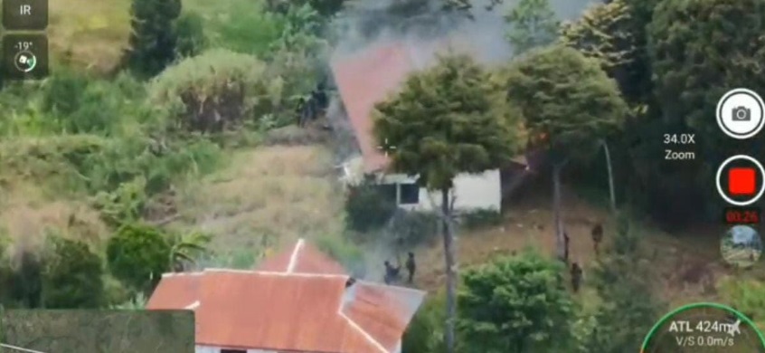 Satgas Ops Damai Cartenz kejar pelaku pembakaran rumah Bupati dan Kantor Distrik di Puncak Satgas Ops Damai Cartenz kejar pelaku pembakaran rumah Bupati dan Kantor Distrik di Puncak