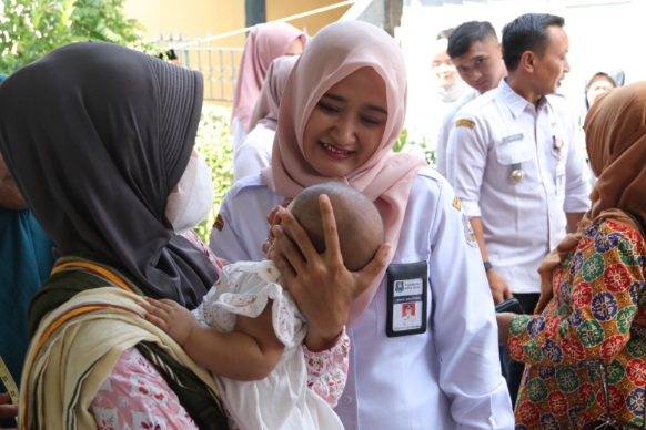 Mba Iin serahkan bingkisan Gerimismatik dan Gemarikan di Slerok Mba Iin serahkan bingkisan Gerimismatik dan Gemarikan di Slerok