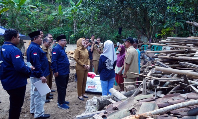 Pemkab Boyolali - Baznas beri bantuan korban rumah roboh dan terbakar Pemkab Boyolali - Baznas beri bantuan korban rumah roboh dan terbakar