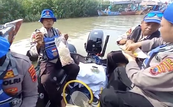 Kedekatan polisi dan nelayan warnai Tradisi Larung Sesaji di Perairan Comal Kedekatan polisi dan nelayan warnai Tradisi Larung Sesaji di Perairan Comal