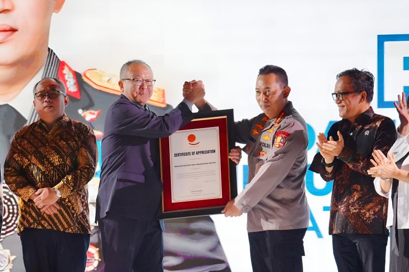 Kapolri terima penghargaan atas dedikasi lindungi hak buruh Kapolri terima penghargaan atas dedikasi lindungi hak buruh