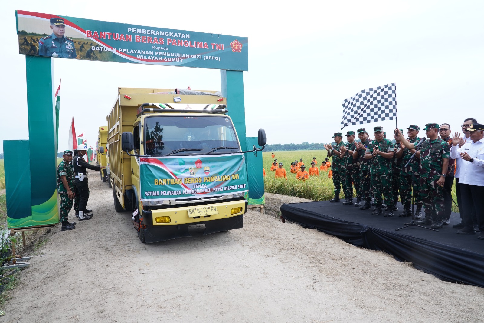 Panglima TNI berikan bantuan beras 40 ton kepada SPPG wilayah Sumut Panglima TNI berikan bantuan beras 40 ton kepada SPPG wilayah Sumut