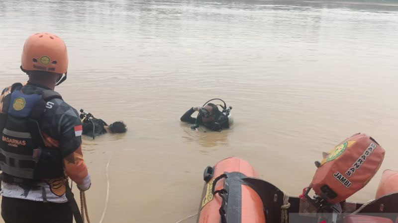 Tim SAR temukan jasad remaja tenggelam di Sungai Batanghari Tim SAR temukan jasad remaja tenggelam di Sungai Batanghari