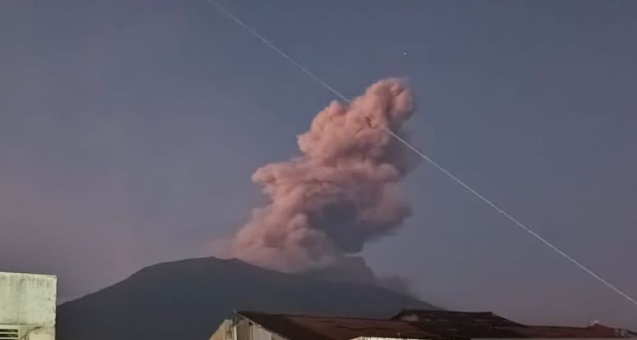 Gunung Marapi erupsi lontarkan abu vulkanik setinggi 1 kilometer Gunung Marapi erupsi lontarkan abu vulkanik setinggi 1 kilometer