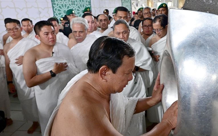 Presiden tunaikan umrah, cium Hajar Aswad di sela kunjungan Arab Saudi Presiden tunaikan umrah, cium Hajar Aswad di sela kunjungan Arab Saudi