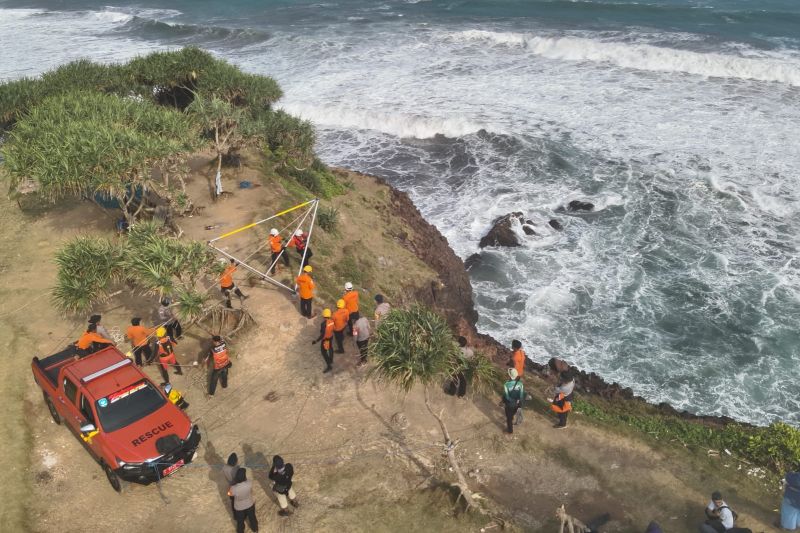 Tim SAR hentikan pencarian dua mahasiswa di Pantai Puncak Guha Garut Tim SAR hentikan pencarian dua mahasiswa di Pantai Puncak Guha Garut
