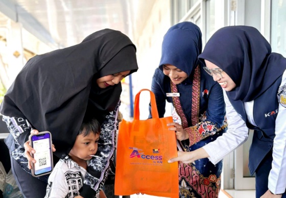 Rayakan HAN, KAI Divre II Sumbar beri suvenir untuk anak-anak di Stasiun Padang Rayakan HAN, KAI Divre II Sumbar beri suvenir untuk anak-anak di Stasiun Padang