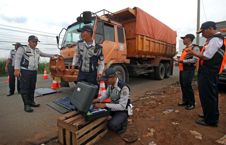 Ratusan personel Polri kawal aksi sopir truk di Kemenhub dan DPR
