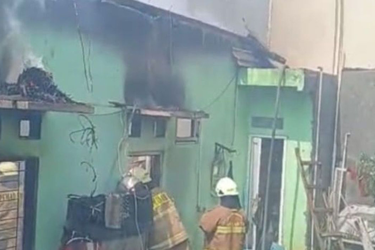 40 personel berupaya padamkan kebakaran rumah di Pasar Rebo Jaktim 40 personel berupaya padamkan kebakaran rumah di Pasar Rebo Jaktim