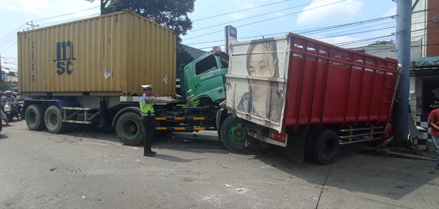 Rem blong, truk kontainer tabrak 8 kendaraan di depan Hotel Bawen Rem blong, truk kontainer tabrak 8 kendaraan di depan Hotel Bawen