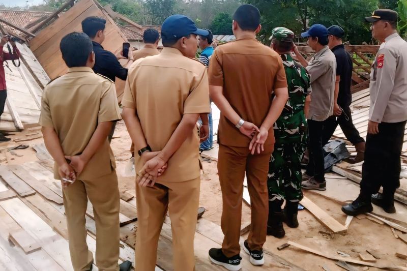 Pemkab OKU salurkan bantuan bagi korban bencana angin kencang Pemkab OKU salurkan bantuan bagi korban bencana angin kencang