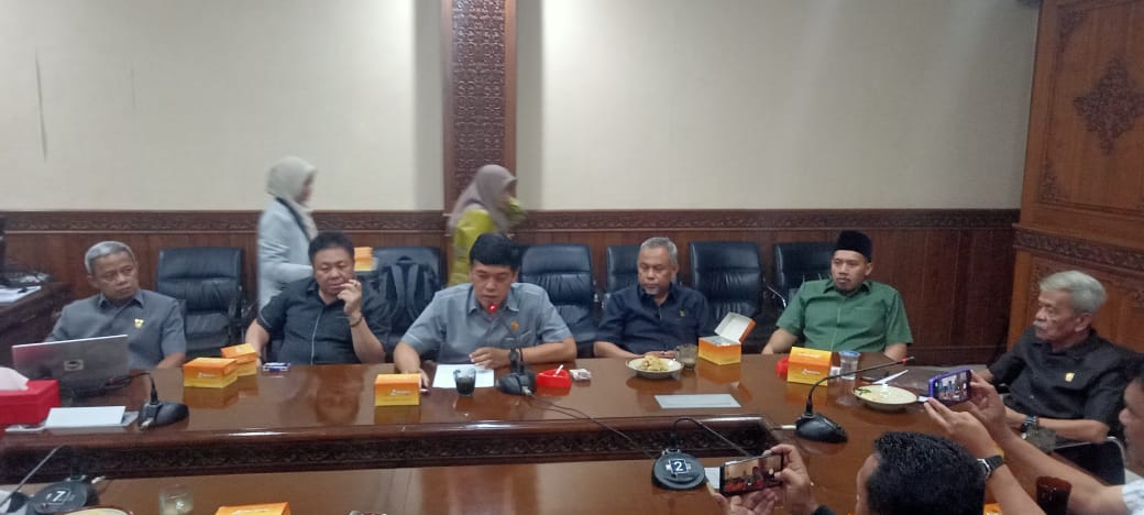 Wakil Wali Kota Salatiga ikut dimintai keterangan di angket DPRD Salatiga Wakil Wali Kota Salatiga ikut dimintai keterangan di angket DPRD Salatiga