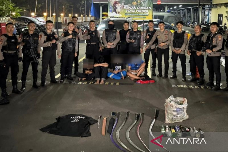 Empat remaja bawa sajam yang diduga untuk tawuran ditangkap polisi Empat remaja bawa sajam yang diduga untuk tawuran ditangkap polisi