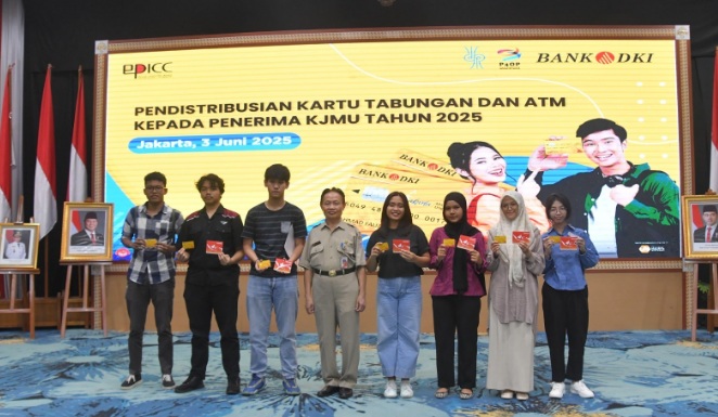 Bank DKI distribusikan Kartu Jakarta Mahasiswa Unggul kepada 2.094 penerima baru Bank DKI distribusikan Kartu Jakarta Mahasiswa Unggul kepada 2.094 penerima baru