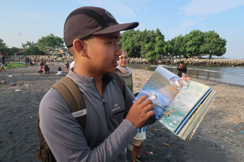 Pegiat kenalkan wisata edukatif pengamatan burung di Pantai Ampenan Pegiat kenalkan wisata edukatif pengamatan burung di Pantai Ampenan