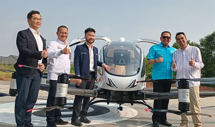 Raffi Ahmad dan Rudy Salim uji terbang berpenumpang EH216-S Raffi Ahmad dan Rudy Salim uji terbang berpenumpang EH216-S