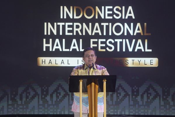 BPJPH berikan penghargaan Kinerja Terbaik layanan halal IIHF 2025 BPJPH berikan penghargaan Kinerja Terbaik layanan halal IIHF 2025