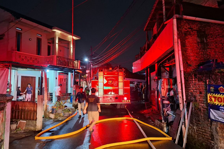 65 personel padamkan kebakaran rumah lansia di Jakarta Timur