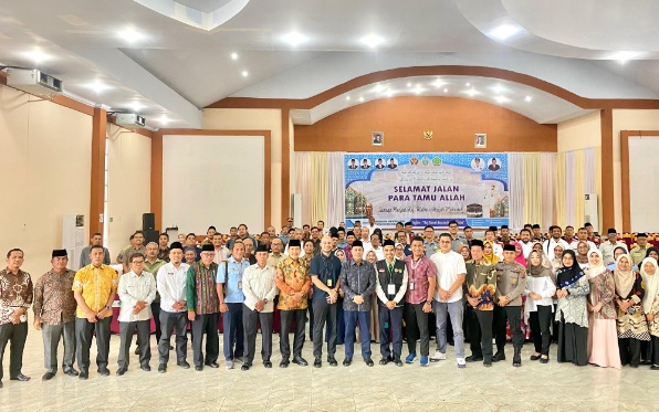 Petugas haji Debarkasi Medan diminta kerja sama dan kompak layani jemaah haji Petugas haji Debarkasi Medan diminta kerja sama dan kompak layani jemaah haji