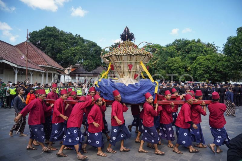 Enam gunungan Grebeg Besar diarak dari Keraton Yogyakarta